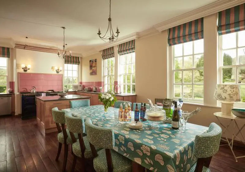 Dining room at Early Tudor manor in Hereford, M325 (photo 3)