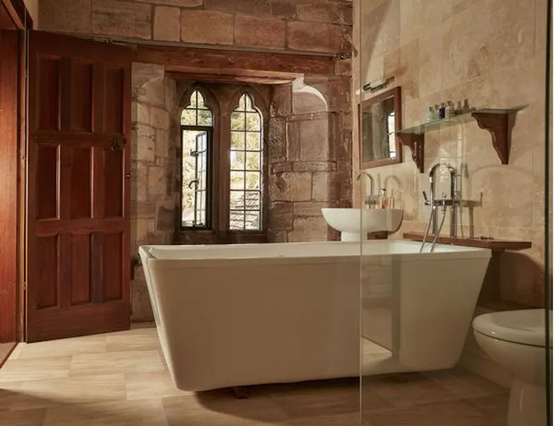 Bathroom at Early Tudor manor in Hereford, M325 (photo 4)