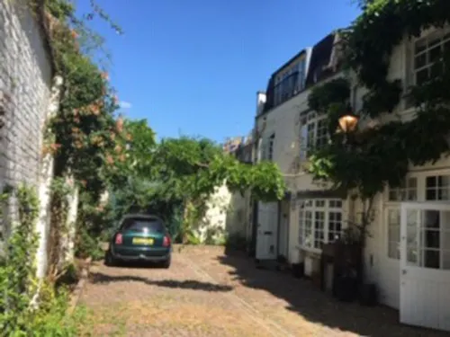 Cobbled Chelsea mews house, A1495