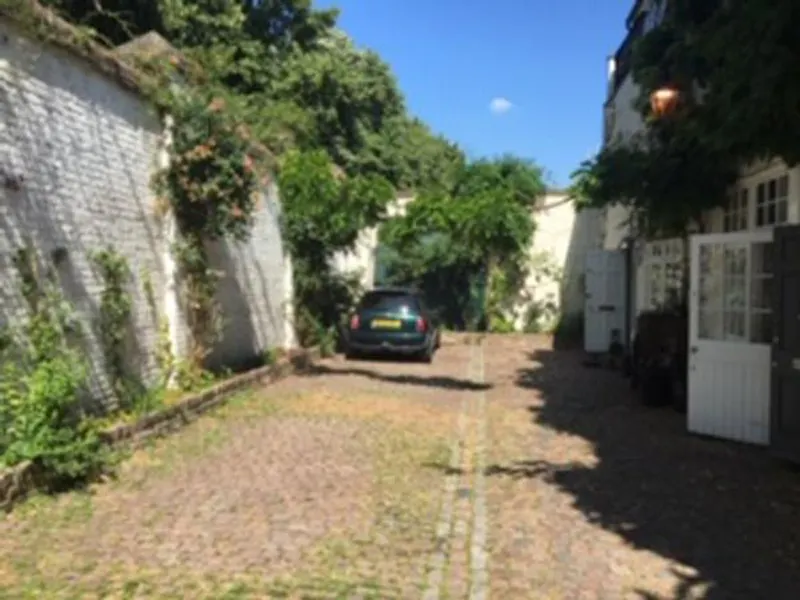 Driveway at Cobbled Chelsea mews house, A1495 (photo 21)
