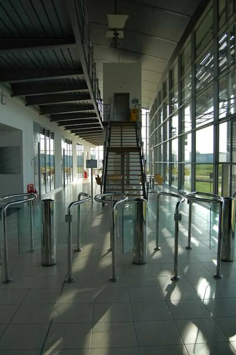 Entrance hall at Film location R828 in Essex (photo 3)