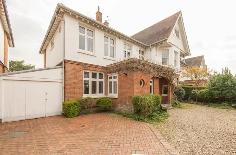 Driveway at Spacious Ealing family house, D2421 (photo 1)