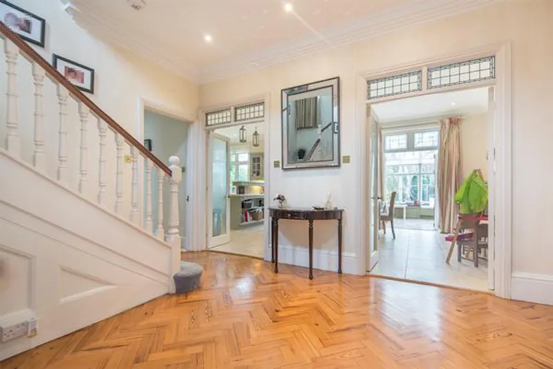 Spacious Ealing family house, D2421 (photo 3)