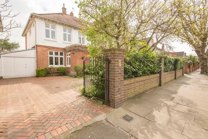 Driveway at Spacious Ealing family house, D2421 (photo 50)