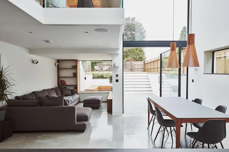 Open plan at Architectural Twickenham house, K442 (photo 2)