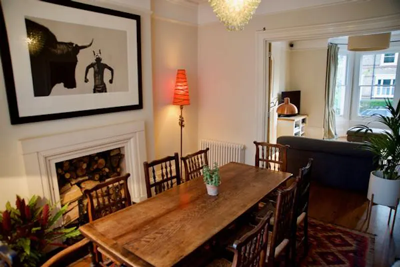Dining room at Architectural Twickenham house, K442 (photo 23)