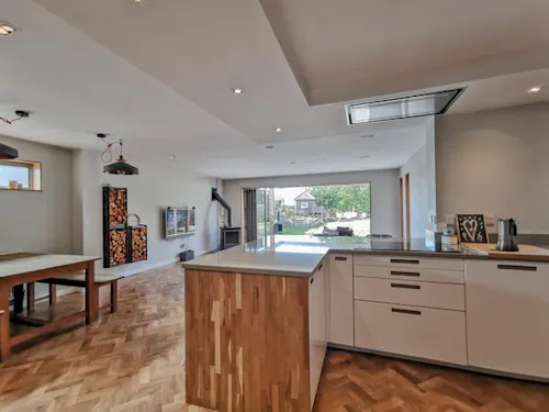 Spacious seventies Bucks home, D2428