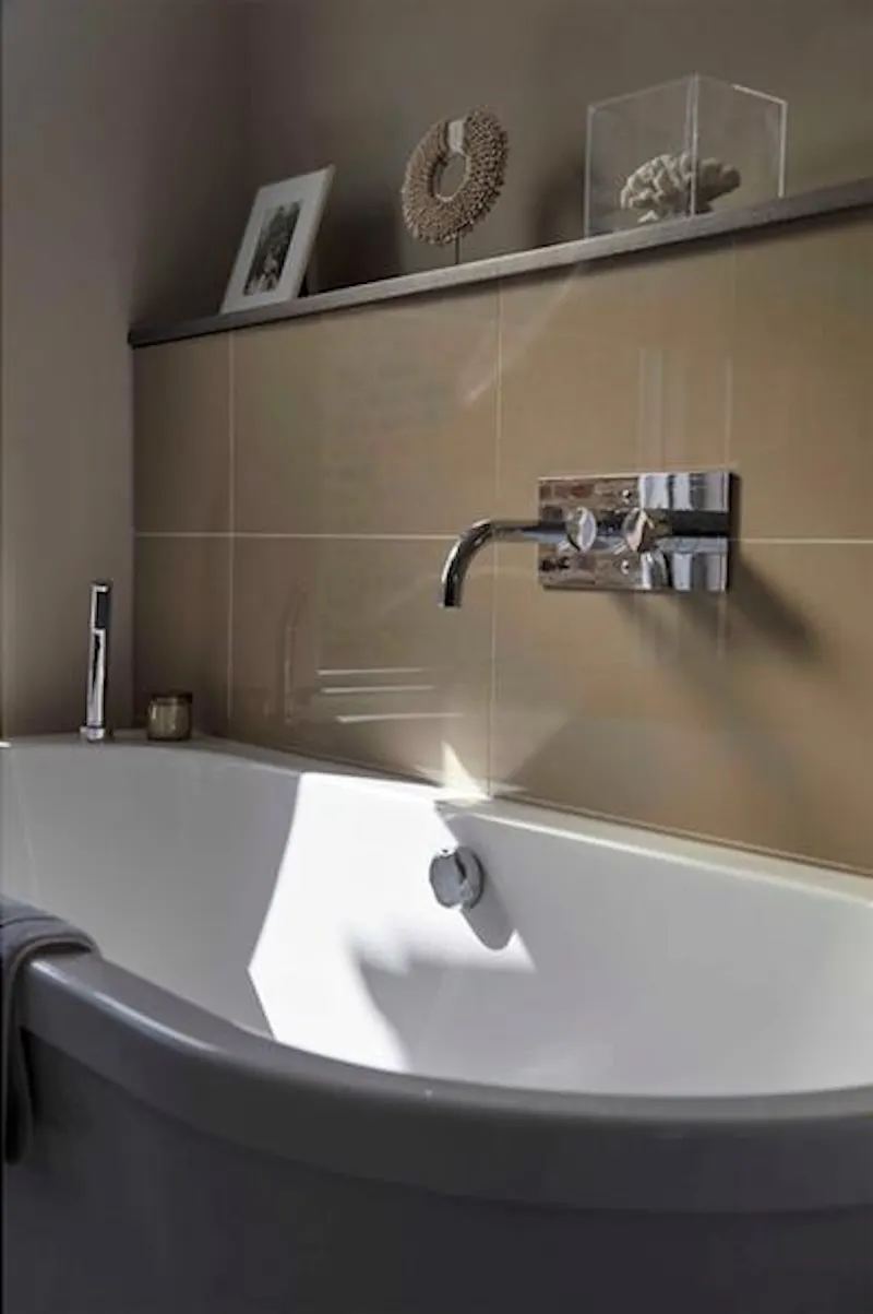 Bath at Pretty Fulham townhouse, A1500 (photo 14)