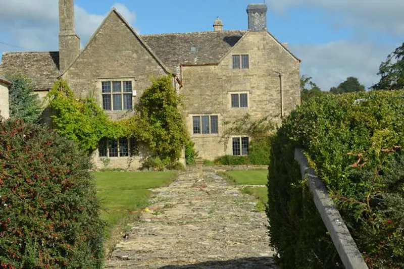 Remote ancient Cotswold farm, M327 (photo 1)