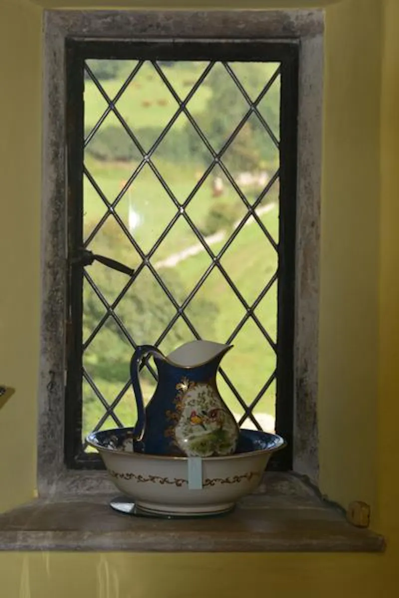 Remote ancient Cotswold farm, M327 (photo 7)