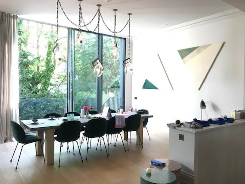 Dining room at Film location B1864 in London (photo 7)