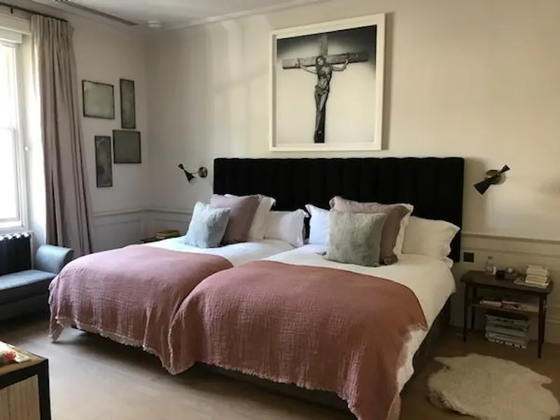 Bedroom at Film location B1864 in London (photo 12)