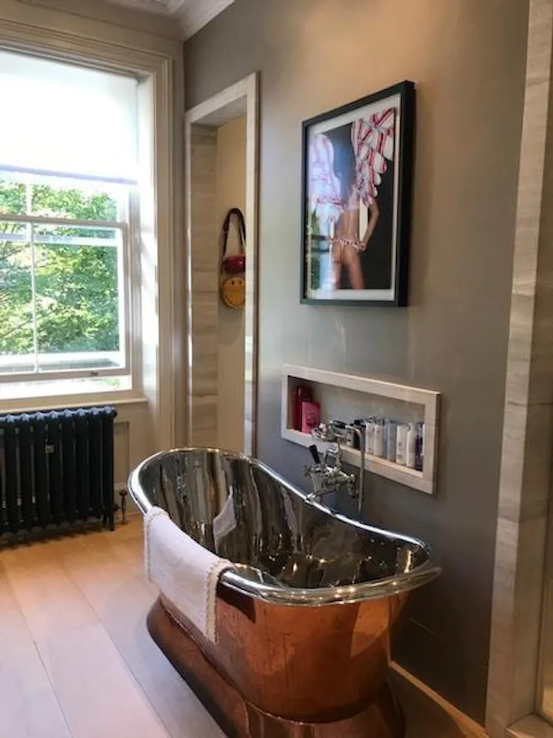 Bathroom at Film location B1864 in London (photo 16)