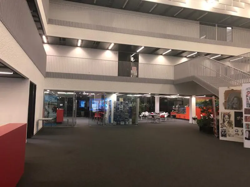 Entrance hall at Modern Dagenham school, J220 (photo 4)