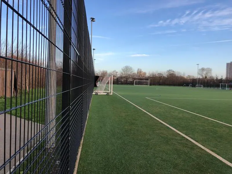 Modern Dagenham school, J220 (photo 41)