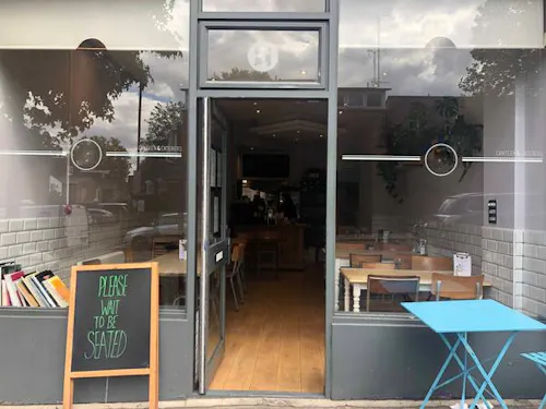 Cosy Highbury cafe, R830