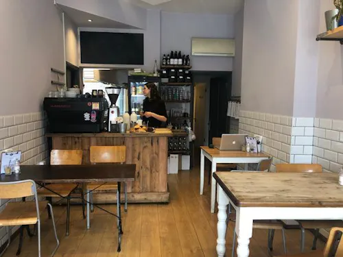 Cosy Highbury cafe, R830