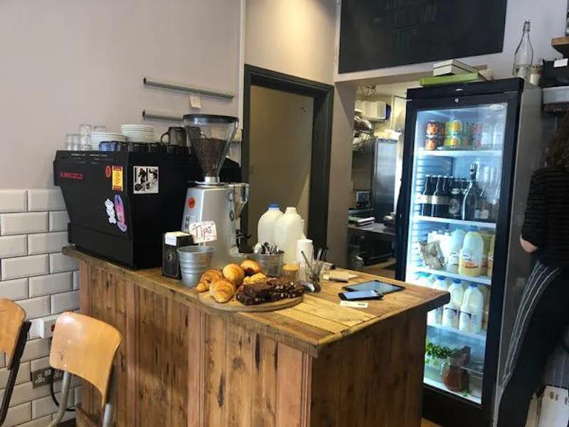 Cosy Highbury cafe, R830 (photo 3)