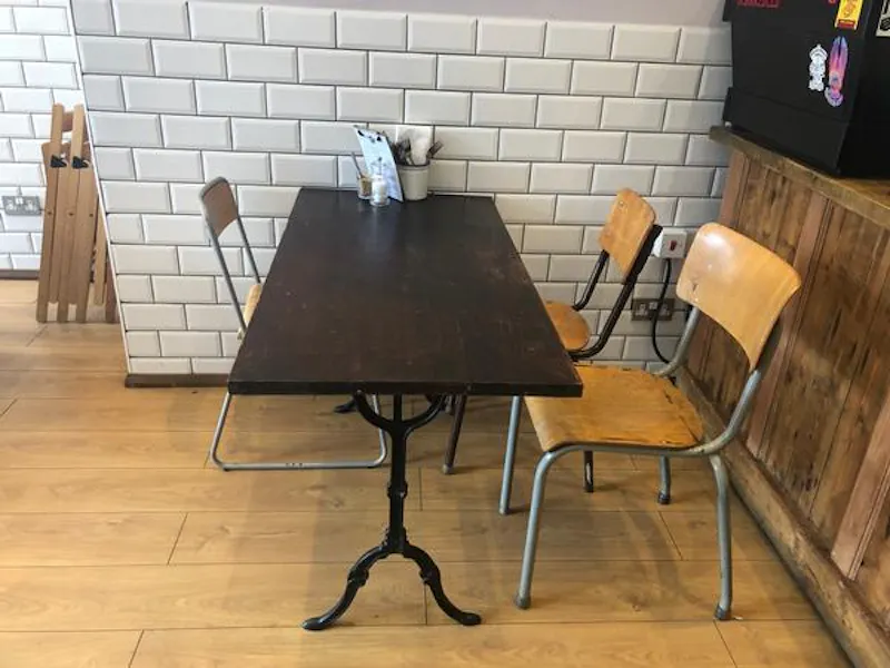 Cosy Highbury cafe, R830 (photo 4)