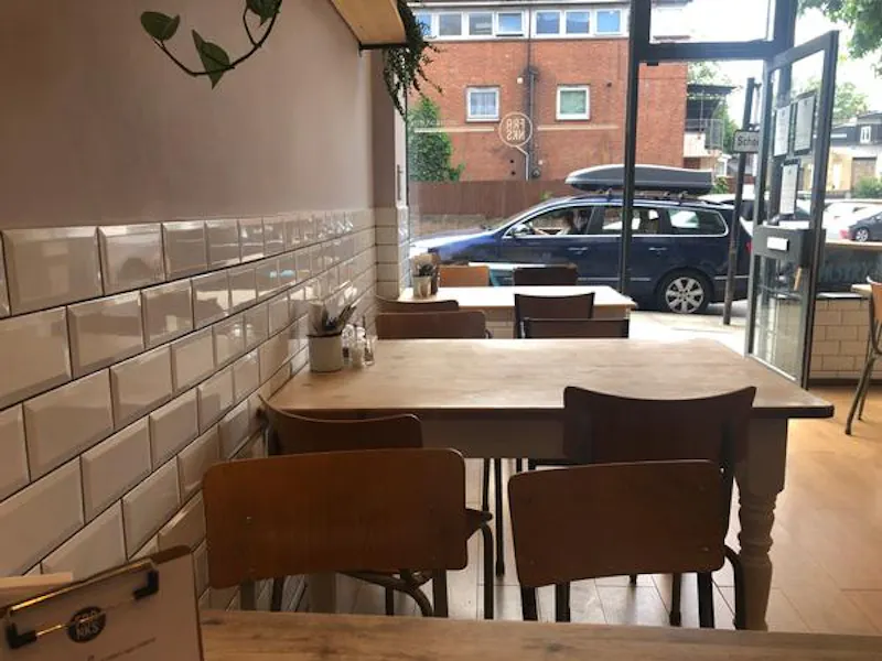 Cosy Highbury cafe, R830 (photo 5)