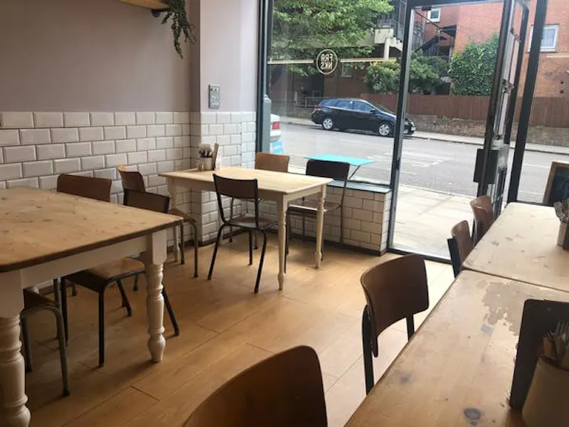 Cosy Highbury cafe, R830 (photo 7)