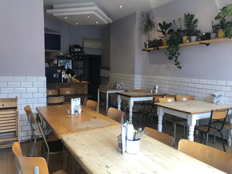 Cosy Highbury cafe, R830 (photo 8)