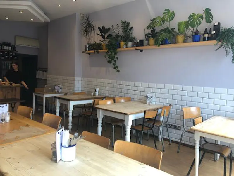 Cosy Highbury cafe, R830 (photo 9)