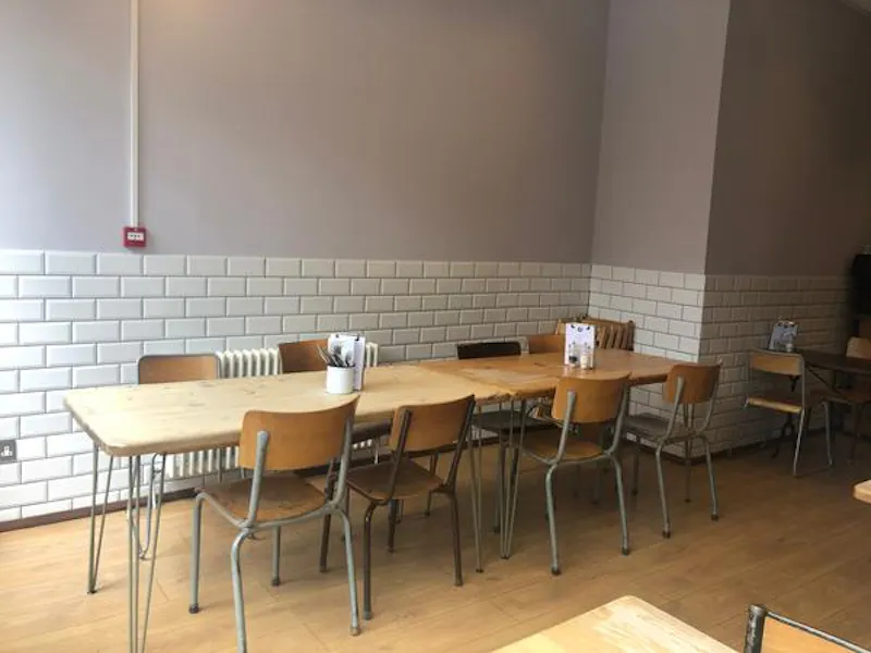 Cosy Highbury cafe, R830 (photo 10)