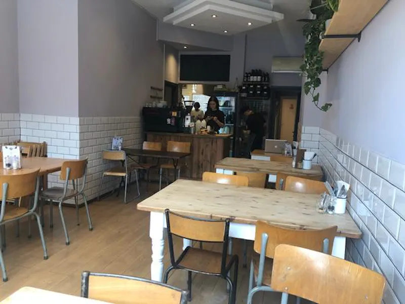 Cosy Highbury cafe, R830 (photo 11)