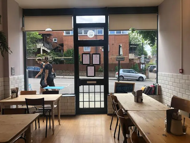 Cosy Highbury cafe, R830 (photo 12)