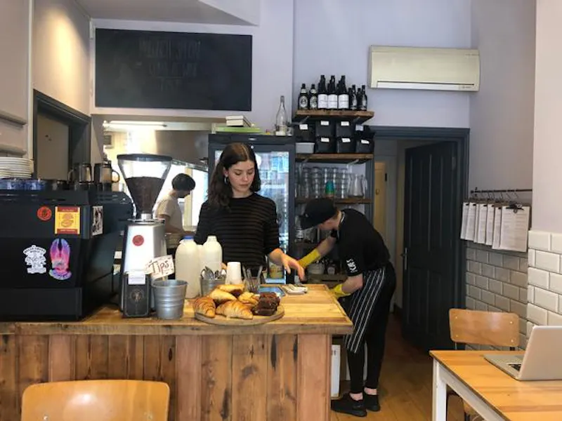 Cosy Highbury cafe, R830 (photo 13)