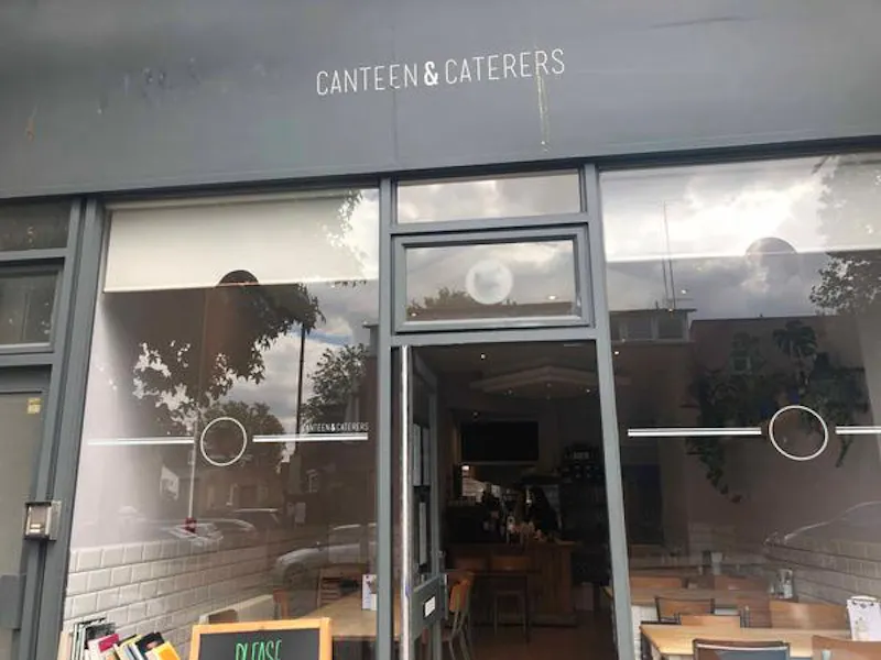 Cosy Highbury cafe, R830 (photo 14)
