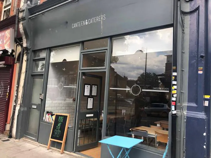 Cosy Highbury cafe, R830 (photo 15)