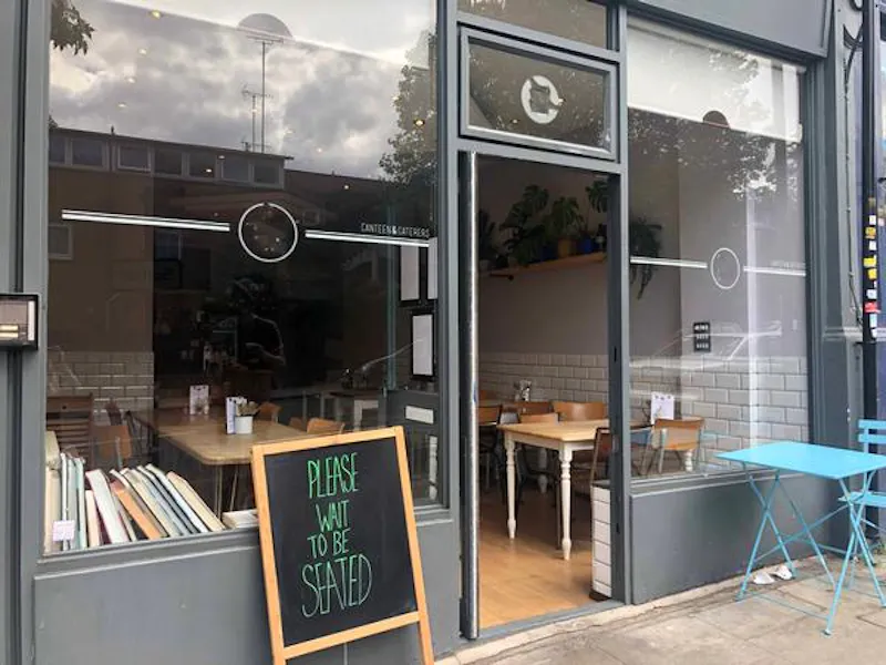 Cosy Highbury cafe, R830 (photo 16)