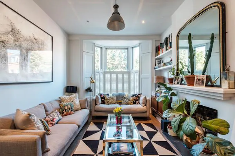 Living Room at Eclectic colourful Arsenal house, A1502 (photo 4)