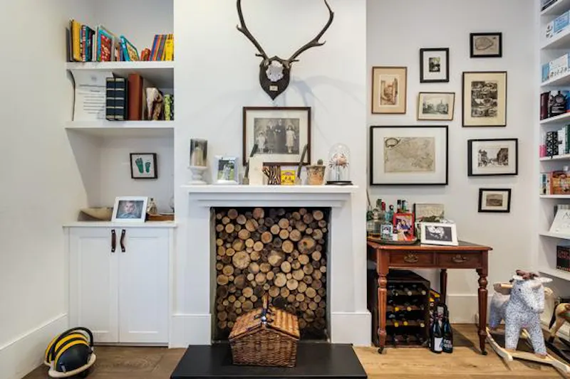 Fireplace at Eclectic colourful Arsenal house, A1502 (photo 9)