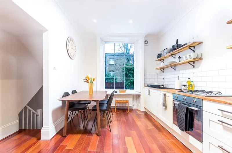 Kitchen at Modern Angel flat with courtyard, F1187 (photo 4)