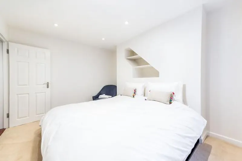 Bedroom at Modern Angel flat with courtyard, F1187 (photo 8)