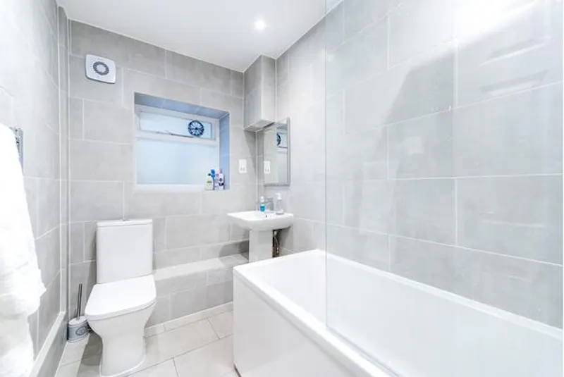 Bathroom at Modern Angel flat with courtyard, F1187 (photo 10)