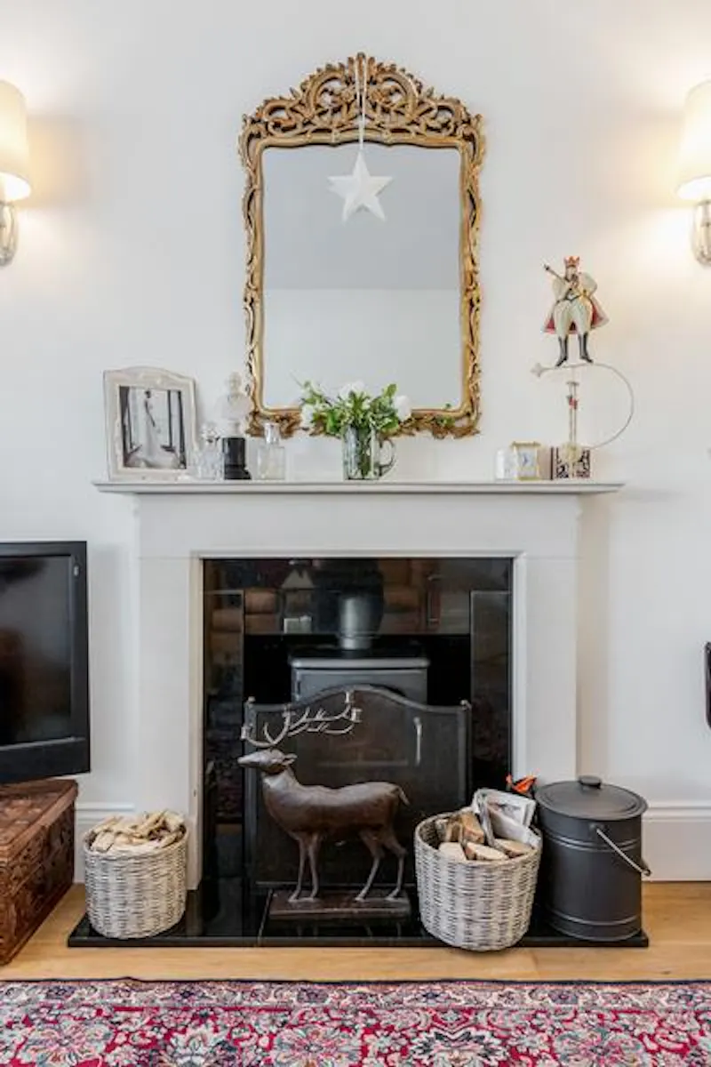 Fireplace at Immaculate Twickenham house, B1868 (photo 5)