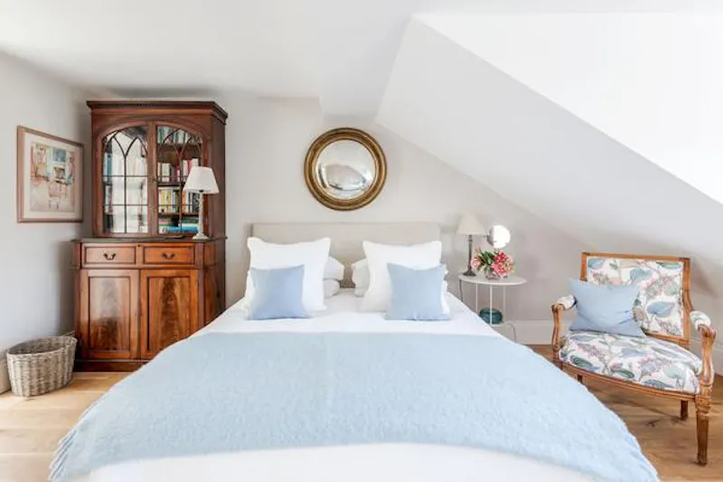 Bedroom at Immaculate Twickenham house, B1868 (photo 12)