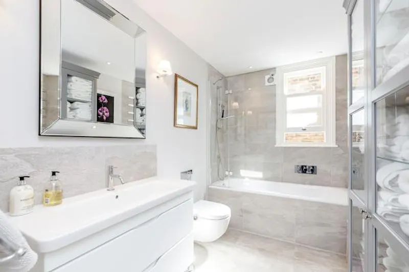 Bathroom at Immaculate Twickenham house, B1868 (photo 20)