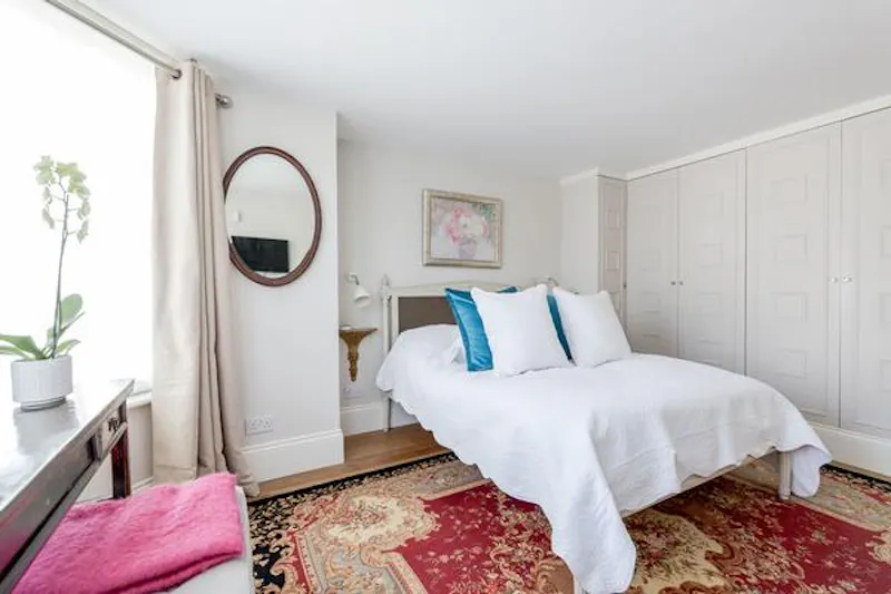Bedroom at Immaculate Twickenham house, B1868 (photo 22)