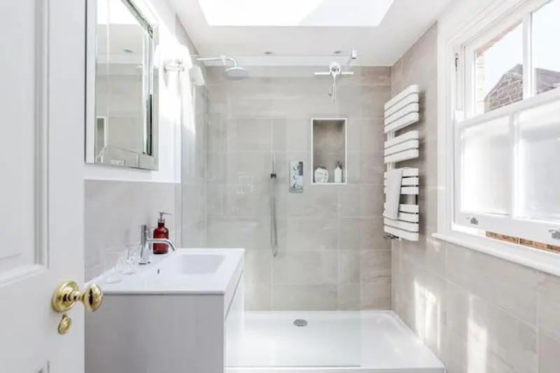 Bathroom at Immaculate Twickenham house, B1868 (photo 25)