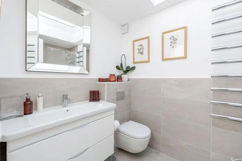 Bathroom at Immaculate Twickenham house, B1868 (photo 35)