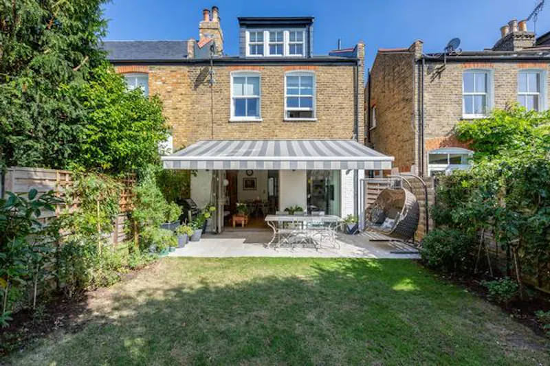 Garden at Immaculate Twickenham house, B1868 (photo 40)