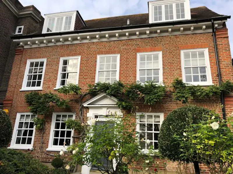 Traditional house on the Thames, A1507 (photo 1)