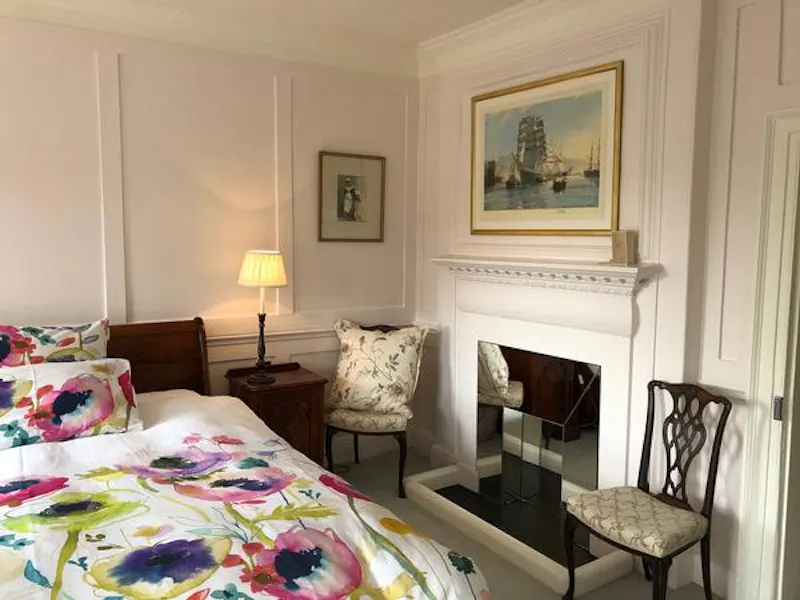 Bedroom at Traditional house on the Thames, A1507 (photo 23)