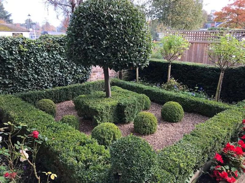Garden - formal at Traditional house on the Thames, A1507 (photo 44)