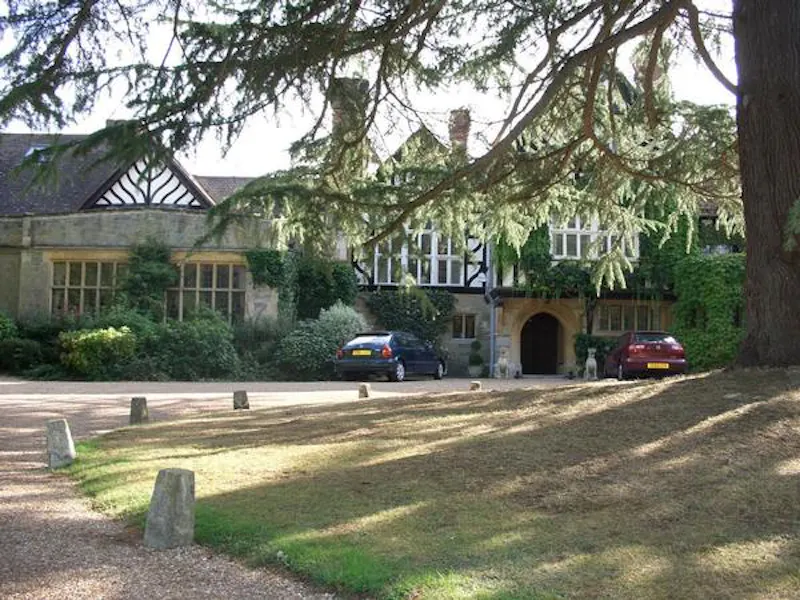 Crawley Victorian country house, M329 (photo 2)